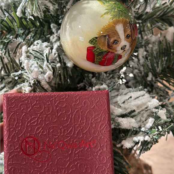 Ne’ Qwa Art Hand-Painted Christmas Ornament with Puppy Design Santa Loves me - Picture 5 of 6